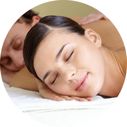 Femme et homme allongés recevant un massage simultané.